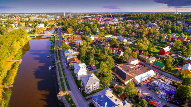 der schöne anblick der stadt tartu in estland - hayfield stock-fotos und bilder