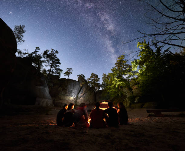 amici escursionisti appoggiati accanto a campo, falò, tenda di notte - friendship camping night campfire foto e immagini stock