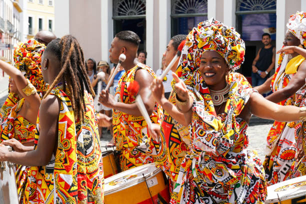 tänzerparade mit traditionellen kostümen feiert mit enthüllern die carniva - costume stage costume party carnival stock-fotos und bilder