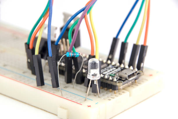 доска arduino нано прототипирования борту транзисторов резисторов резисторов - breadboard стоковые фото и изображения