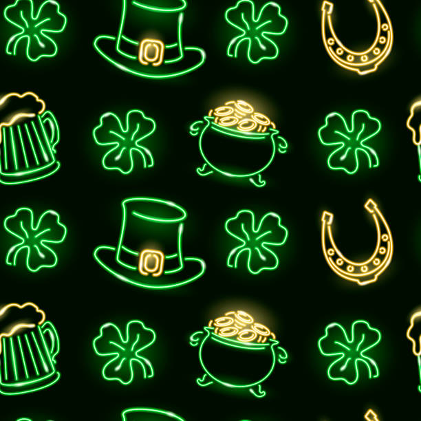 illustrations, cliparts, dessins animés et icônes de modèle sans soudure de st. patrick avec des icônes lumineuses fluo de shamrock, chapeau de lutin, fers à cheval, pot avec des pièces de monnaie sur fond sombre. illustration de vecteur 10 eps. - horseshoe backgrounds seamless vector