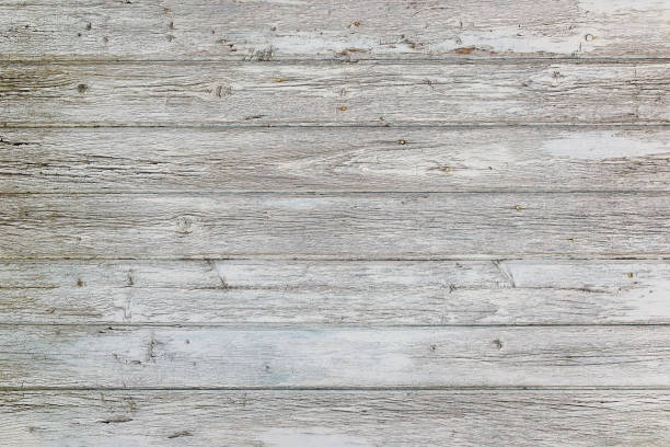 割れた白いペンキが付いている横の木製の板の老化した表面。古い木の壁にペンキを剥がす。 - peeling paint wall white ストックフォトと画像