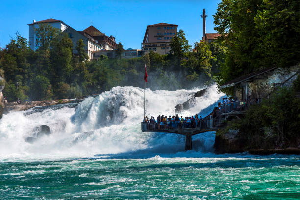 überblick über den rheinfall wasserfall in schaffhausen, schweiz. - rheinfels stock-fotos und bilder