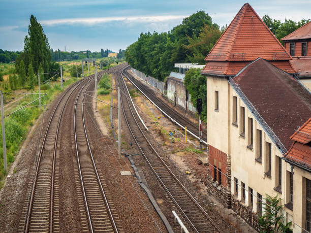 vista de trilhas vazias do trem - looking at view railroad station street railroad track - fotografias e filmes do acervo