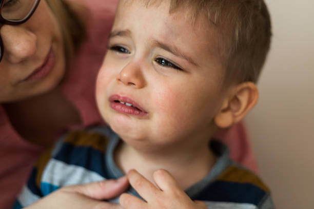 der kleine junge weint. - little boys child sadness depression stock-fotos und bilder