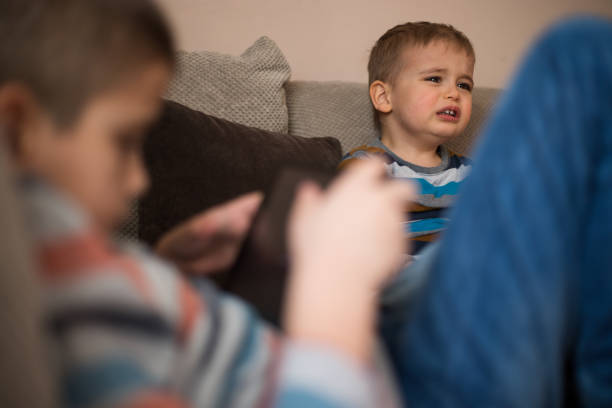 bardzo zdenerwowany trzy letni chłopiec płacze - ipad baby boys little boys caucasian zdjęcia i obrazy z banku zdjęć