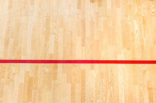 sol en bois badminton, futsal, handball, volley-ball, football, terrain de soccer. plancher en bois de salle de sport avec des lignes de marquage sur le plancher en bois intérieur, cour de gymnastique - red flag flag sports flag sports and fitness photos et images de collection