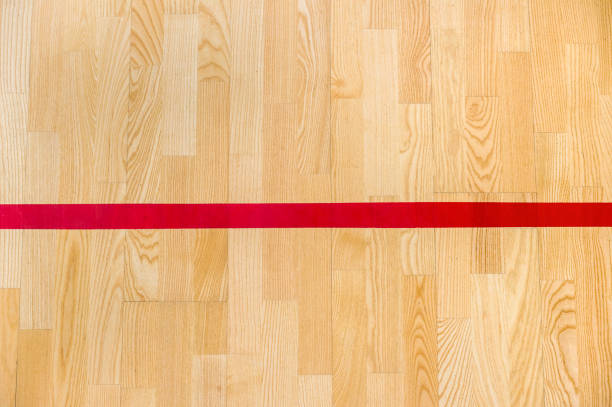 linea rossa sul pavimento della palestra per assegnare il campo sportivo. campo da badminton, futsal, pallavolo e basket - futsal indoors soccer ball soccer foto e immagini stock