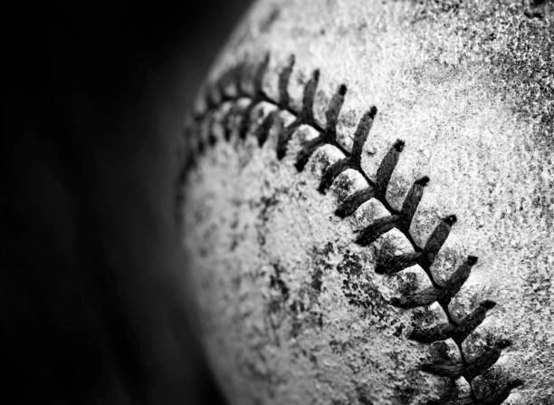 detail aus altem getragenem baseball mit leder-textur spiel sport-wettbewerb - baseball glove baseball baseballs old fashioned stock-fotos und bilder