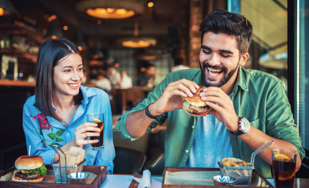 朝食を食べて、カフェに座って美しい若いカップル。愛, デート, 食べ物, ライフスタイルコンセプト - young male ストックフォトと画像