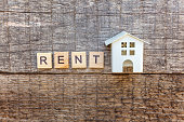 miniatur-spielzeug-modellhaus-mit-aufschrift-rent-buchstaben-wort-auf-holzhintergrund.jpg?b=1&s=170x170&k=20&c=L_plSY9JTgNggLrEmouDwEnYwGDSb9wu7tkZQ26EVTg=
