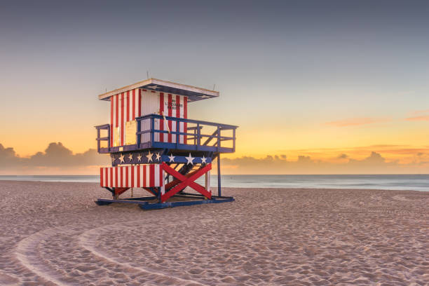 miami beach, florida, usa sonnenaufgang und life wache tower - miami beach travel tourist resort vacations stock-fotos und bilder