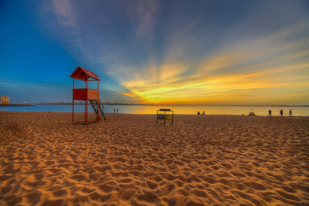 la spiaggia di san jose a encarnacion in paraguay sul fiume parana all'ora blu. - image title foto e immagini stock