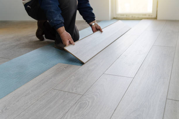 operaio falegname che fa lavori a pavimento in laminato - wood laminate flooring foto e immagini stock