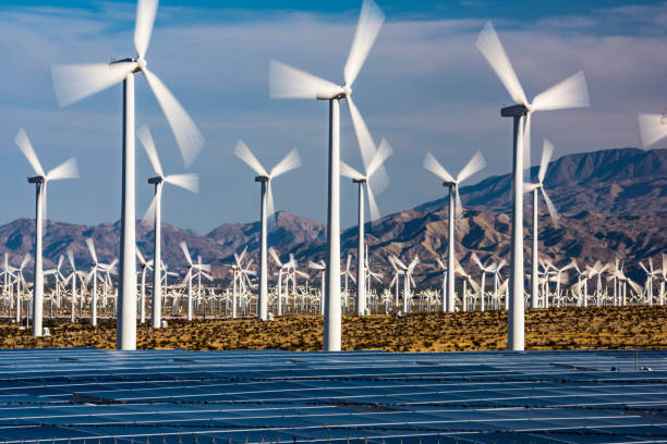 turbine eoliche e pannelli solari - solar panel wind turbine california technology foto e immagini stock