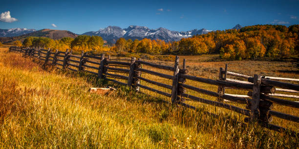 コロラド山地と秋の野原 - western usa mountain peak landscape farm ストックフォトと画像