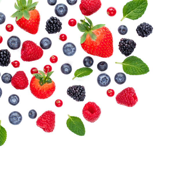 fallende berries isoliert auf weißem hintergrund, oben ansicht. erdbeere, himbeere, cranberry, blackberry, blueberry und mint blatt, flaches laien - falling fruit berry fruit raspberry stock-fotos und bilder