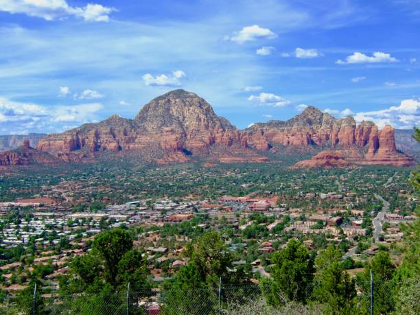 american nature/sedona, red rock et vortex. city vue depuis l'aéroport mesa vortex. - sedona arizona tourist resort vortex photos et images de collection