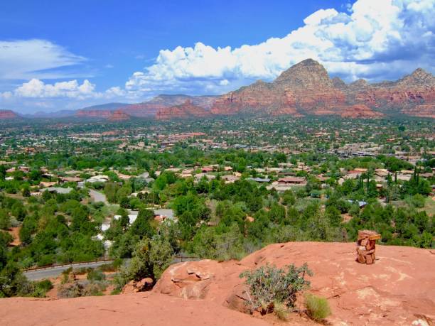 american nature / sedona,red rock and vortex.view dall'aeroporto mesa vortex. - sedona arizona tourist resort vortex foto e immagini stock