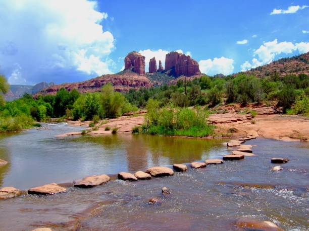 american nature/sedona, red rock et vortex. cathedral rock. - sedona arizona tourist resort vortex photos et images de collection