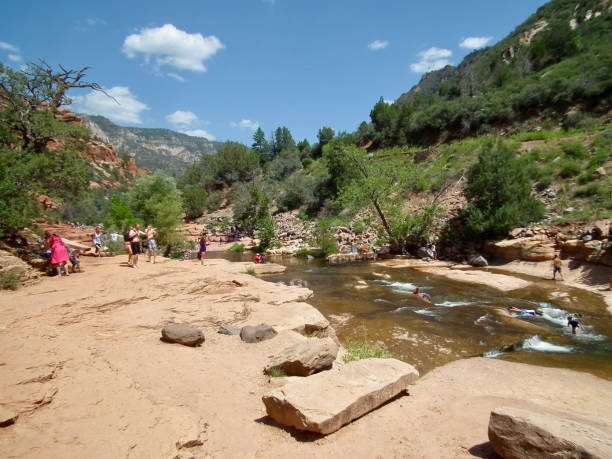 미국 자연/세도나, 레드 록 및 소용돌이. 록 주립 공원. 강 및 관광객. - sedona arizona tourist resort vortex 뉴스 사진 이미지