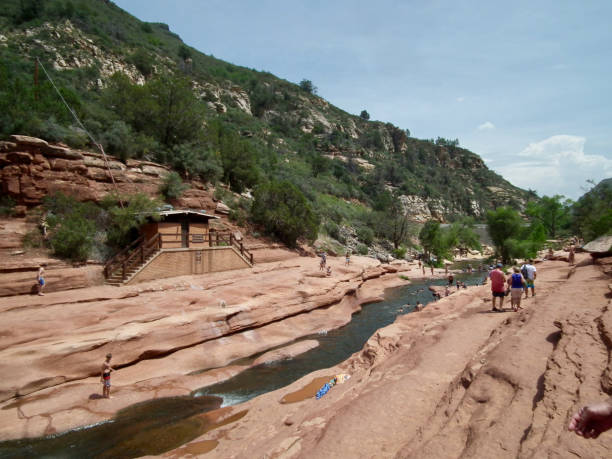 american nature / sedona, red rock e vortex.slide rock state park.persone che giocano nel fiume. - sedona arizona tourist resort vortex foto e immagini stock