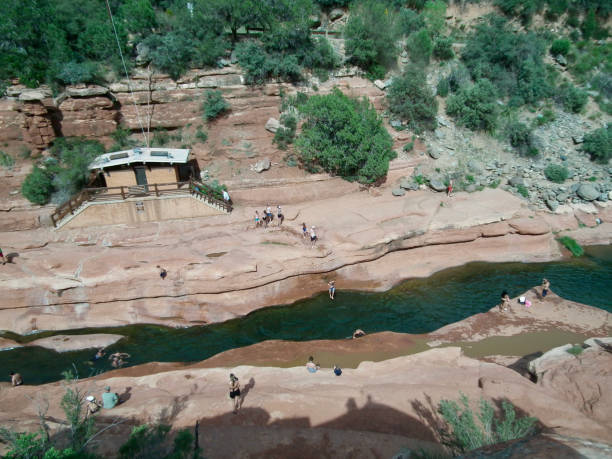 american nature/sedona, red rock et vortex. slide rock state park. les gens qui jouent dans la rivière. - sedona arizona tourist resort vortex photos et images de collection