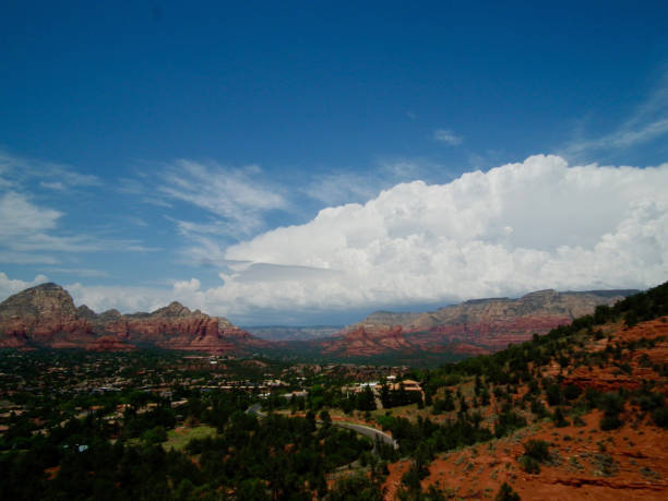 아메리칸 네이처/세도나, 레드 록 및 소용돌이. 공항 메사 소용돌이에서 도시 보기. - sedona arizona tourist resort vortex 뉴스 사진 이미지