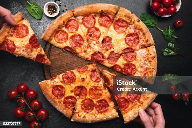 Plockning Bit Av Pepperoni Pizza-foton och fler bilder på Pizza - Pizza, Fest, Pepperonipizza