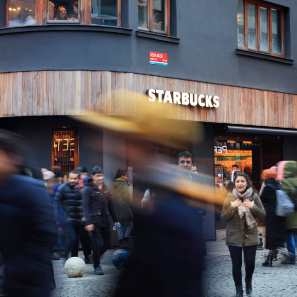 스타벅스 - starbucks fast food istanbul turkey 뉴스 사진 이미지