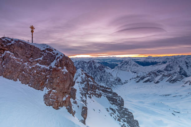 amanecer en la cima de la montaña zugspitze - zugspitze mountain snow cross shape cross fotografías e imágenes de stock