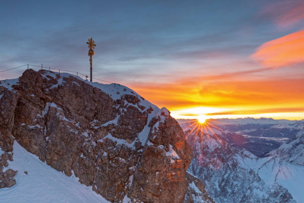 amanecer en la cima de la montaña zugspitze - zugspitze mountain snow cross shape cross fotografías e imágenes de stock