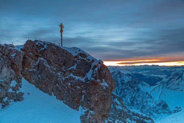 amanecer en la cima de la montaña zugspitze - zugspitze mountain snow cross shape cross fotografías e imágenes de stock