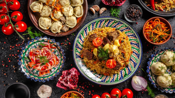 traditionelle usbekische orientalische küche. usbekischer familientisch aus verschiedenen gerichten in nationalen gerichten für den neujahrsfeiertag. das hintergrundbild ist eine obere ansicht, kopierplatz, flaches laien - kasachstan stock-fotos und bilder