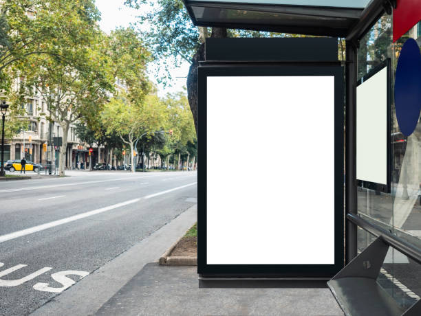 mock-up banner sjabloon op bus shelter media buiten city street - bushalte stockfoto's en -beelden