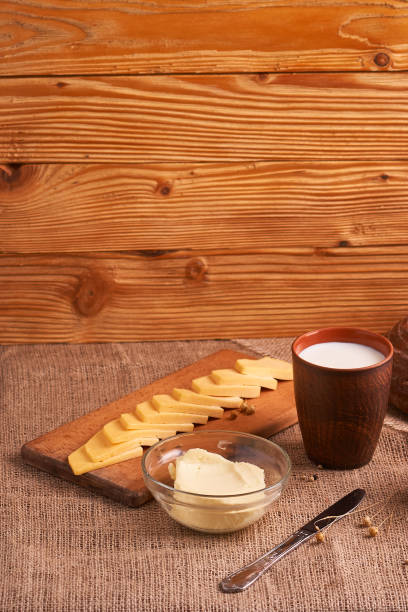 乳製品の盛り合わせ牛乳、チーズ、卵。テーブルの上の素朴な静物 - fetta cheese ストックフォトと画像