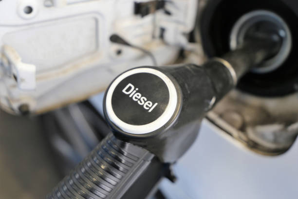 mit diesel tanken - diesel stock-fotos und bilder