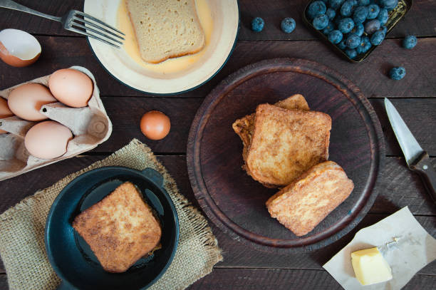 preparación de tostadas francesas - french toast breakfast food fruit fotografías e imágenes de stock