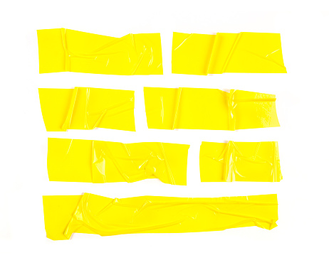 Conjunto de cintas amarillas sobre fondo blanco. Rota horizontal y diversa cinta adhesiva amarilla del tamaño, pedazos adhesivos. -Imagen photo
