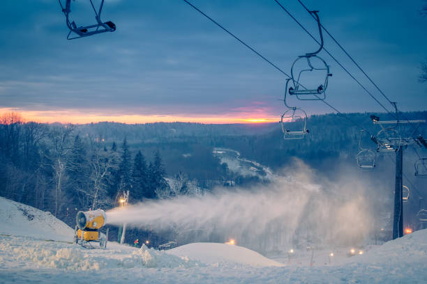 neve que faz a máquina no morro trabalhando na corrida de esqui na noite - snow making machine - fotografias e filmes do acervo