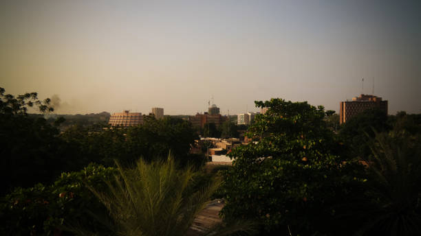 vista aerea sul fiume niger a niamey al tramonto niger - niger delta foto e immagini stock