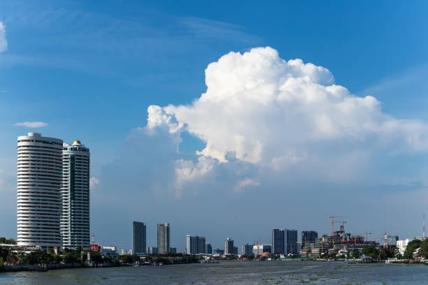 река чао прайя и город с облаком и голубым небом, бангкок является столицей и самым густонаселенным городом королевства таиланд, лучших тур - bangkok province photography construction architecture стоковые фото и изображения