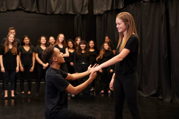 studenti di recitazione maschile e femminile alla performing arts school in studio di improvvisazione - improv foto e immagini stock