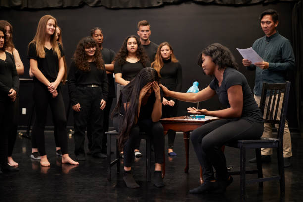 insegnante con studenti di recitazione maschile e femminile alla performing arts school in corso di improvvisazione in studio - improv foto e immagini stock