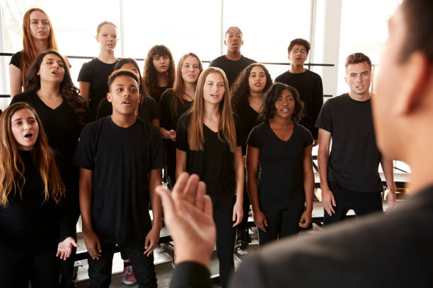 공연 예술 학교 교사와 함께 합창단에서 노래 하는 남성과 여성 학생 - child music singing choir 뉴스 사진 이미지