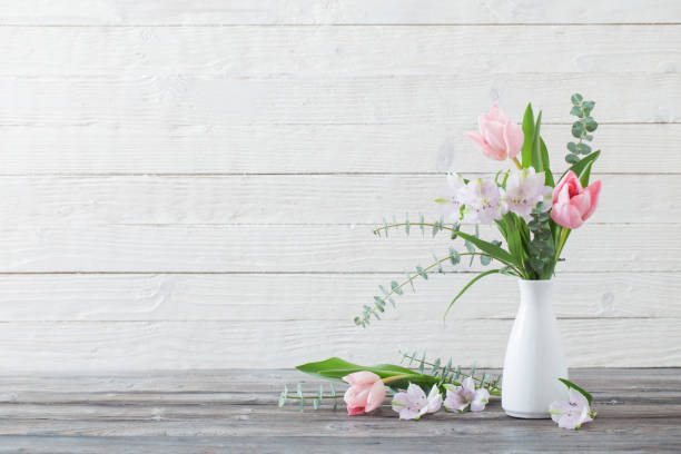 spring flowers in white vase - tulip vase flower spring imagens e fotografias de stock