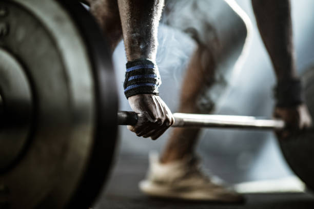 feche acima da mão do homem durante o deadlift. - powerlifting - fotografias e filmes do acervo