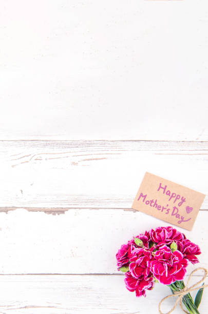 fotografía del concepto del día de las madres de mayo-claveles hermosos con la tarjeta de la plantilla aislada en una tabla de madera brillante, espacio de la copia, endecha plana, vista superior, maqueta - table wedding flower bow fotografías e imágenes de stock