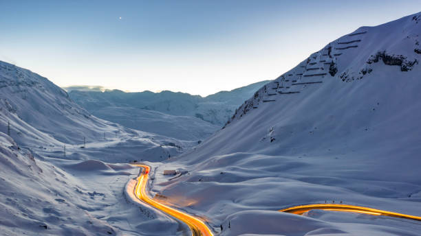 cuentos de hadas de invierno en el julierpass, carretera en invierno, nieve en los alpes, suiza - snow car winter road fotografías e imágenes de stock