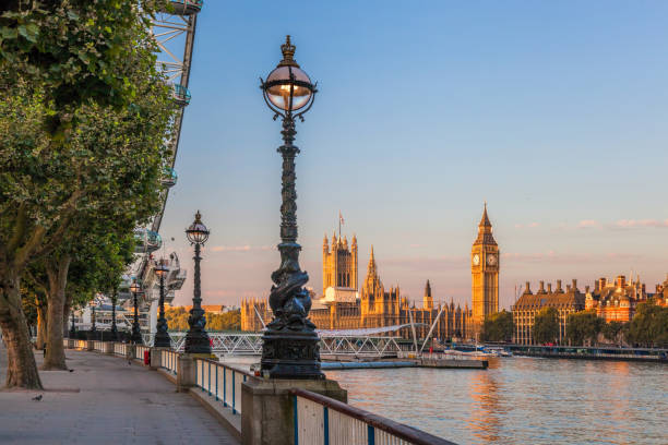 berühmter big ben bei sonnenuntergang in london, england, großbritannien - london eye stock-fotos und bilder